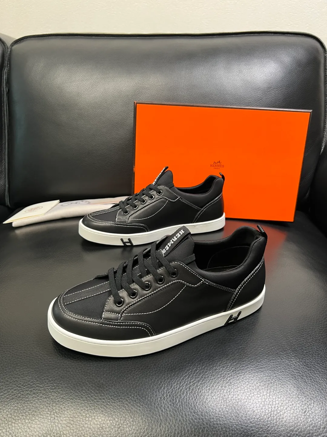 Men's shoes 💰700 Hermes High-quality top crafts Hermes counters are selling simultaneously with original factory configuration, original cowhide fabric imported from Italy, high-quality splicing technology, fully imported water-dyed cowhide lining, soles: original soles specially provided by the original factory are super comfortable, original factory and single goods are welcome to compare, code number 38-44 (customized 45)